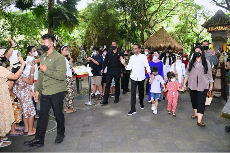 Presiden Joko Widodo dan cucu-cucunya saat mengunjungi Bali Safari & Marine Park, Kabupaten Gianyar, pada Kamis (5/5/2022).