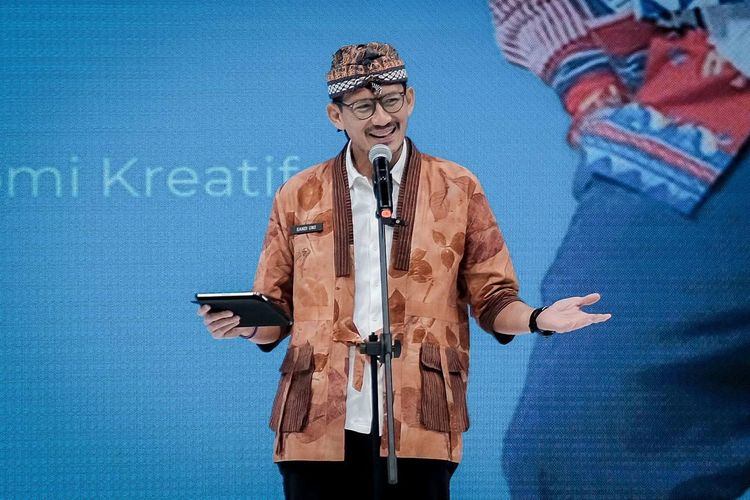 Menteri Pariwisata dan Ekonomi Kreatif RI (Menparekraf), Sandiaga Uno saat memberikan kata sambutan di acara pembukaan Indonesia Fashion Week (IFW) 2024 di Plenary Hall Jakarta Convention Center (JCC) Senayan, Jakarta Pusat, pada Rabu (27/3/2024).