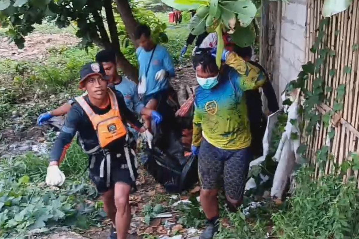Remaja berinisial H ditemukan tewas usai terseret arus saluran air di Bekasi, Selasa (12/12/2023). 