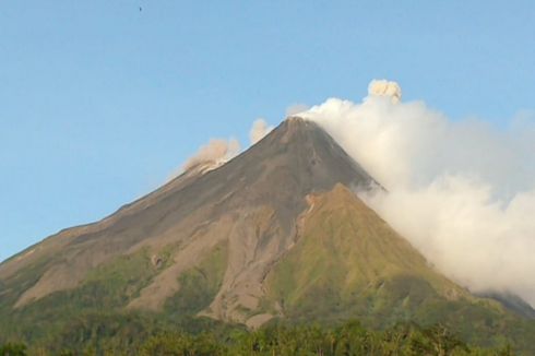 Gunung Karangetang Keluarkan Asap hingga 600 Meter dari Puncak