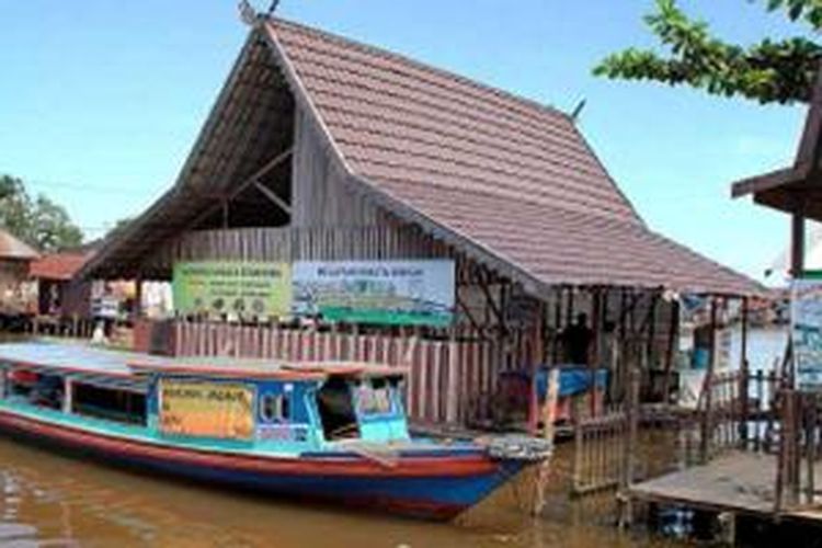 Sebuah rumah lanting yang dimanfaatkan sebagai warung di tepi Jalan Pangeran, Banjarmasin, Kalimantan Selatan, nampak berdiri anggun.
