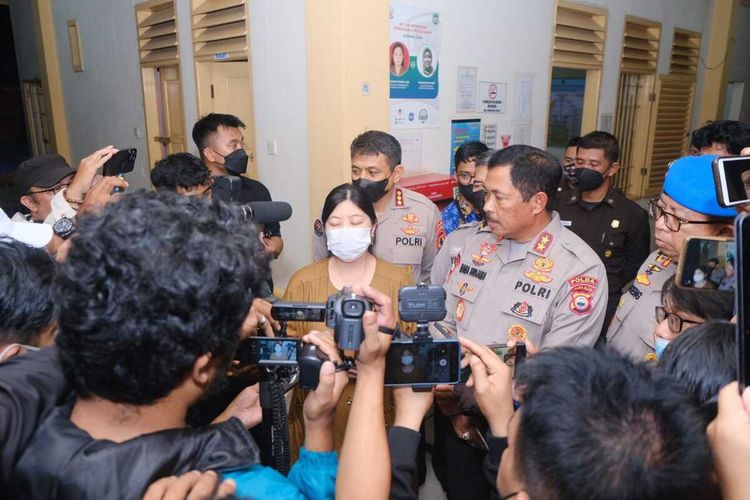 Kapolda Sulsel Irjen Polisi Nana Sudjana mengunjungi langsung anggota Polres Luwu, Aipda HR di Rumah Sakit Khusus Daerah (RSKD) Dadi, Kota Makassar.