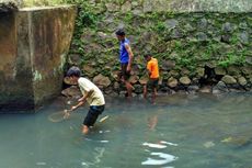 Kali Baru Barat Pancoran Juga Jadi Tempat Anak-anak Mencari Ikan
