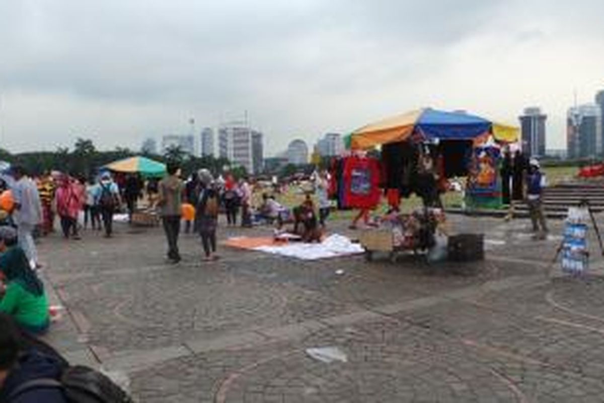 Pedagang kaki lima (PKL) membeludak di Pekan Rakyat Jakarta (PRJ) Monas, Jakarta. Pengunjung menyayangkan ketidaktegasan Pemprov DKI dalam mengatasi PKL ini. Foto diambil pada Sabtu (14/6/2014).