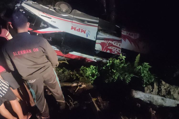 Bus MPM dari Jakarta terbalik masuk jurang di Sitinjau Lauik, Minggu (16/7/2023) malam