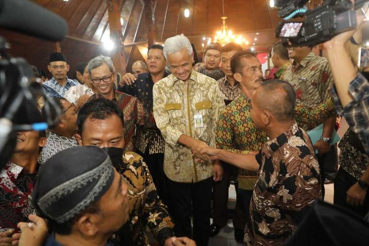 Gubernur Jawa Tengah Ganjar Pranowo memberi pengarahan kepada forkopimda, camat, lurah dan kades se-Cilacap di Pendopo Wijaya Kusuma Sakti, Cilacap, Rabu (23/11/2022).
