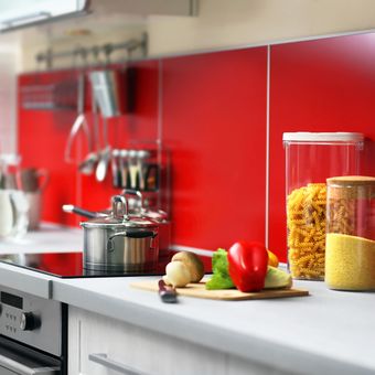 Ilustrasi dapur dengan nuansa warna merah. 