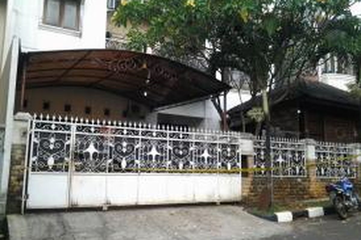 Rumah mendiang Ustaz Jefri Al Buchori masih dipasang garis polisi di  Jalan Narmada III, Perumahan Bukit Mas, Rempoa, Jakarta Selatan, Senin (30/6/2014).