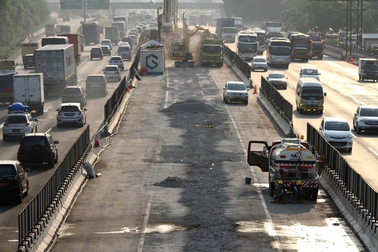 Pekerja menyelesaikan pembangunan Jalan Tol layang Jakarta-Cikampek II, di ruas Jalan Tol Jakarta-Cikampek, Cibitung, Kabupaten Bekasi, Jawa Barat, Senin (17/7/2017). Pembangunan jalan tol layang sepanjang 36 kilometer yang akan membentang dari Cikunir hingga Karawang Barat tersebut ditargetkan selesai pada 2019. 