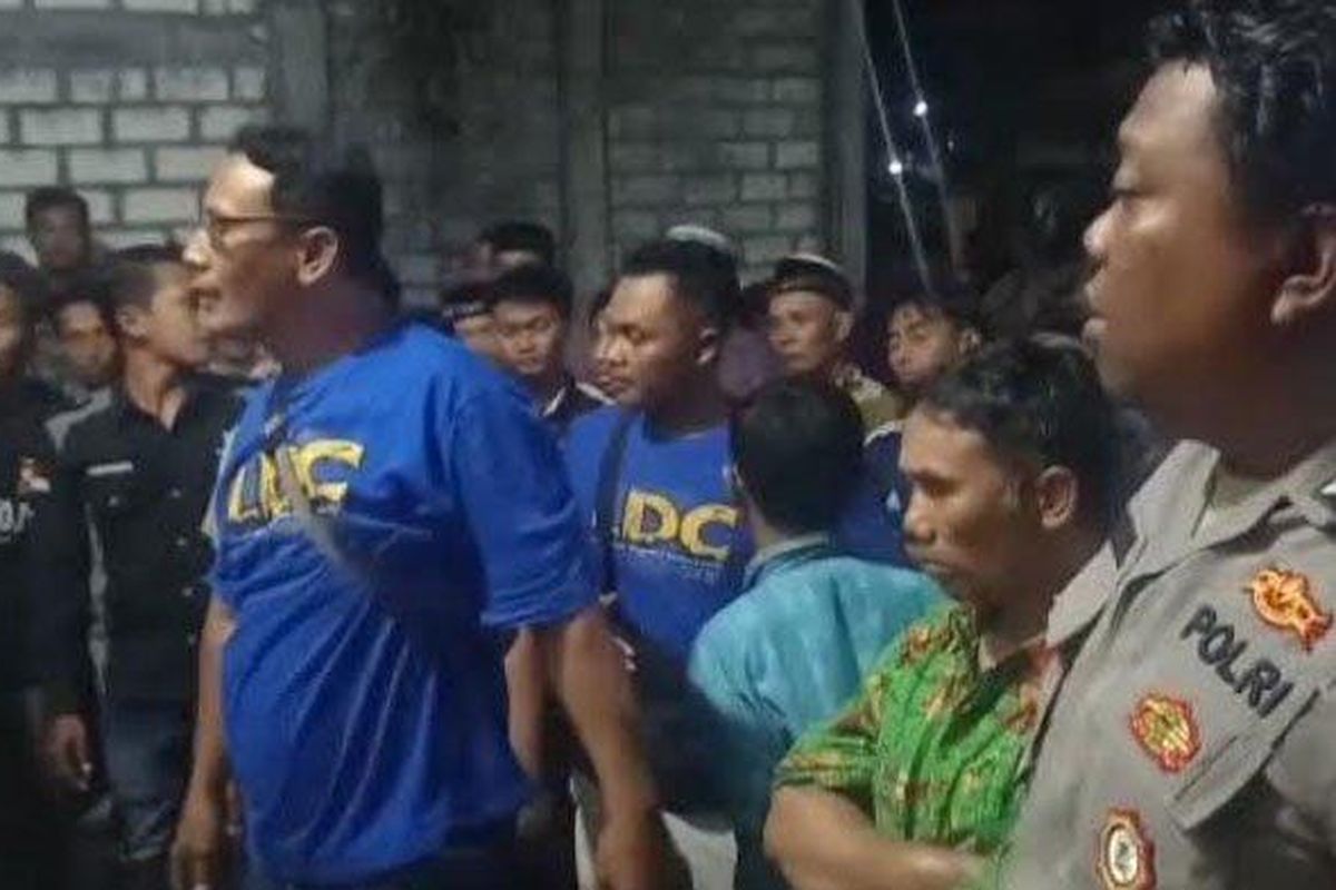 Warga Sukodadi Lamongan sempat bersitegang dengan jamaah tempat ibadah yang diprotes keberadaannya, Minggu (16/4/2023) malam. 
