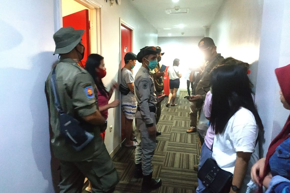 Petugas Satpol PP Tangerang Selatan melakukan razia di sejumlah Hotel dan Apartemen di kawasan Serpong, Sabtu (27/6/2020)