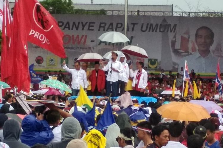 Capres nomor urut 01 Joko Widodo saat melakukan orasi politik di kampanye terbuka di Lapangan Karebosi Makassar, Sulawesi Selatan, Minggu (31/3/2019).