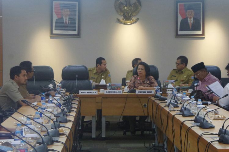 Suasana rapat Badan Pembentukan Peraturan Daerah di Gedung DPRD DKI Jakarta, Jalan Kebon Sirih, Senin (10/7/2017). 