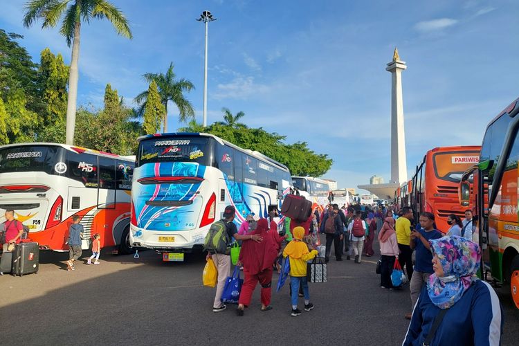 Suasana peserta mudik gratis Pemerintah Provinsi DKI yang berangkat dari Monas, Jakarta Pusat, Senin (17/4/2023).