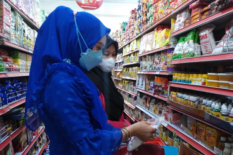 Disperindag Kota Tanjungpinang memeriksa bahan makanan di sebuah swalayan, dalam kegiatan sidak jelang Ramadan dan Idulfitri, Senin (21/3/2022).