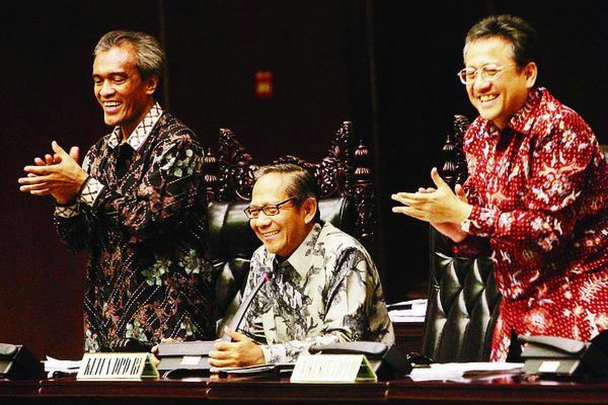 Ketua Dewan Perwakilan Daerah Ginandjar Kartasasmita (tengah) mendapat tepuk tangan tanda terima kasih dari Wakil Ketua DPD Laode Ida (kiri) dan Wakil Ketua DPD Irman Gusman (kanan) serta anggota saat berlangsungnya sidang paripurna ke-17 Dewan Perwakilan Daerah masa sidang IV tahun sidang 2008-2009 di Gedung DPD, Jakarta, Rabu (2/9).