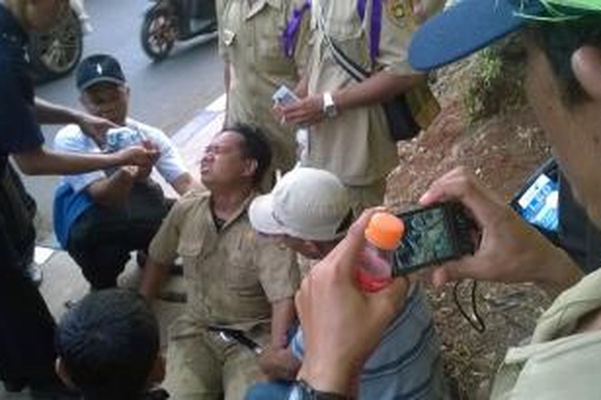 Suryono (35) demonstran aksi damai guru honorer kelelahan dan tidak sadarkan diri di sekitar jalan bawah kolong jembatan Senayan. Diduga Suryono kelelahan mengikuti aksi. Selasa (15/09/15)