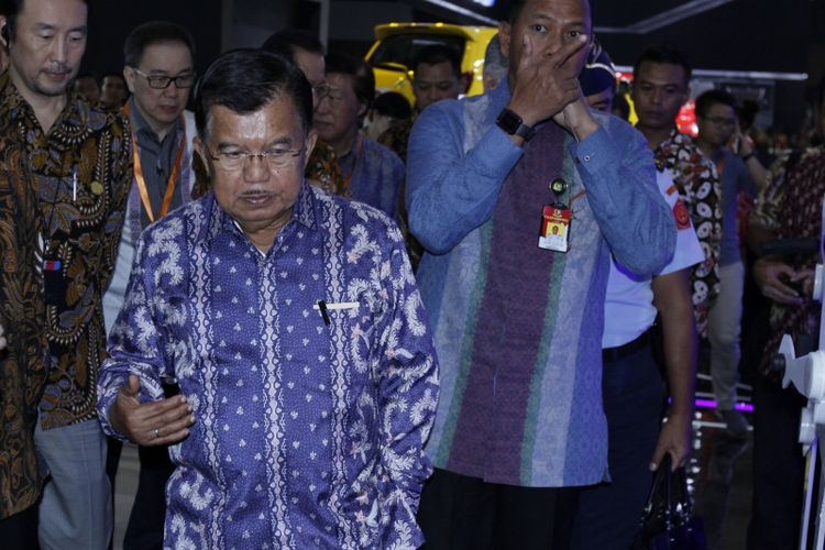 Wakil Presiden Jusuf Kalla mengunjungi lokasi pameran otomotif Indonesia International Motor Show (IIMS) 2017 di JI Expo Kemayoran, Jakarta, Kamis (27/4/2017). Pemeran otomotif yang akan berlangsung hingga 7 Mei 2017 itu diikuti pelaku industri otomotif di tanah air dengan manampilkan produk unggulan.