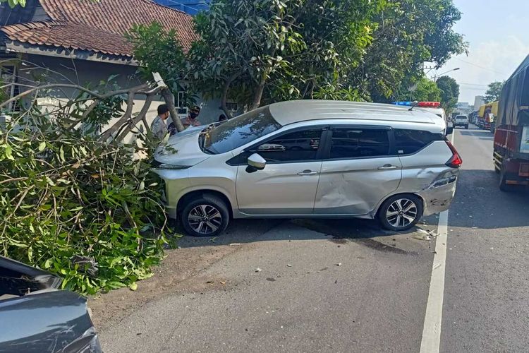 Kecelakan beruntun melibatkan 9 kendaraan bermotor terjadi di Jalan Raya Magelang-Semarang, tepatnya di Dusun Gimblah, Desa Krincing, Kecamatan Secang, Kabupaten Magelang, Jawa Tengah, Jumat (22/10/2021).