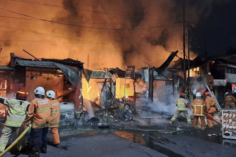 Proses pemadam api yang membakar lima ruko di Surabaya, Kamis (7/12/2023).