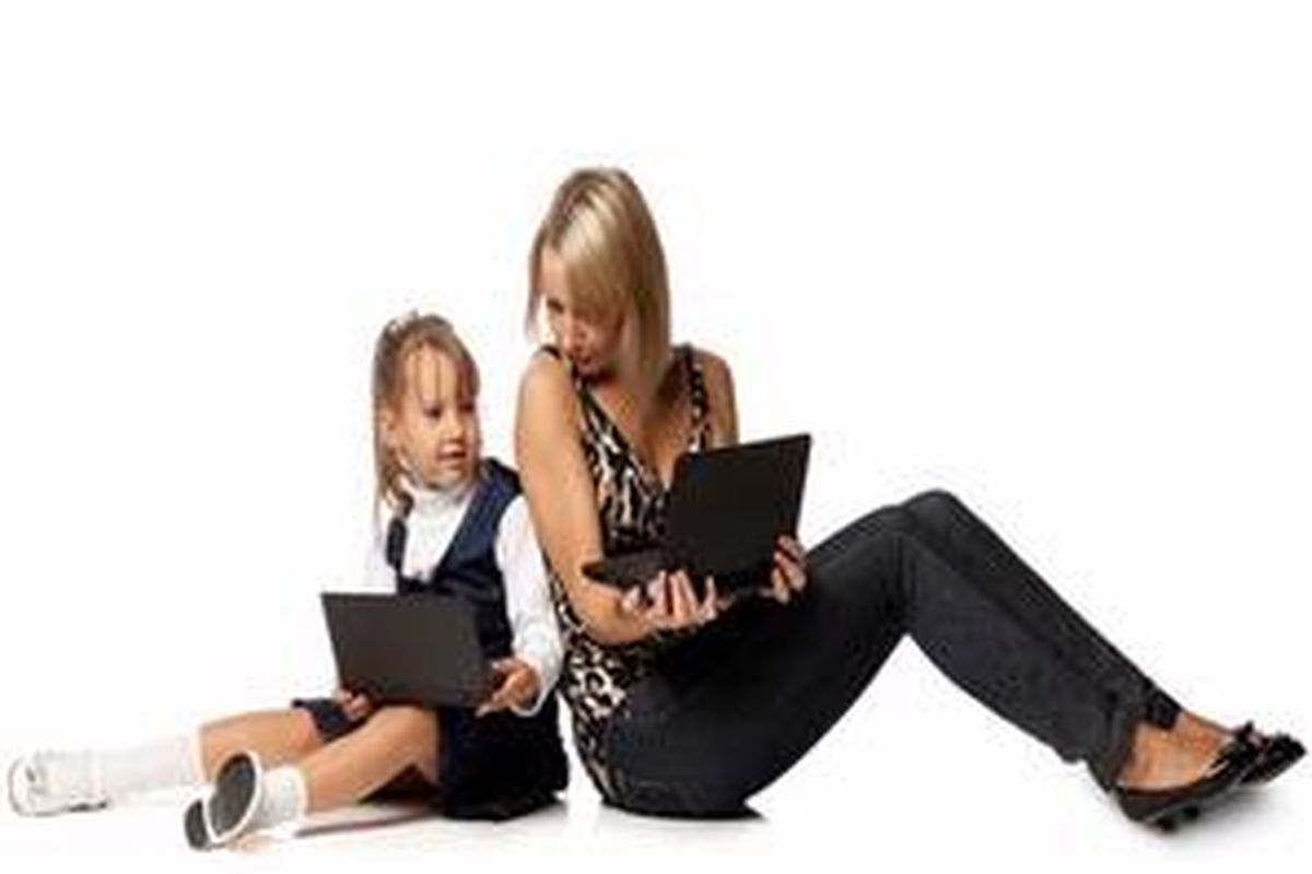 Update diri Anda agar bisa mendampingi anak berinternetan.