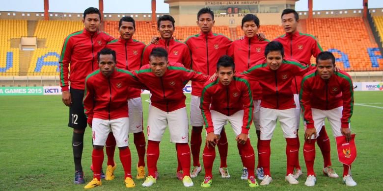 Pemain Timnas Indonesia U-23 berpose sebelum laga melawan Malaysia U-23 di Stadion Si Jalak Harupat, Bandung, Kamis (21/5/2015).