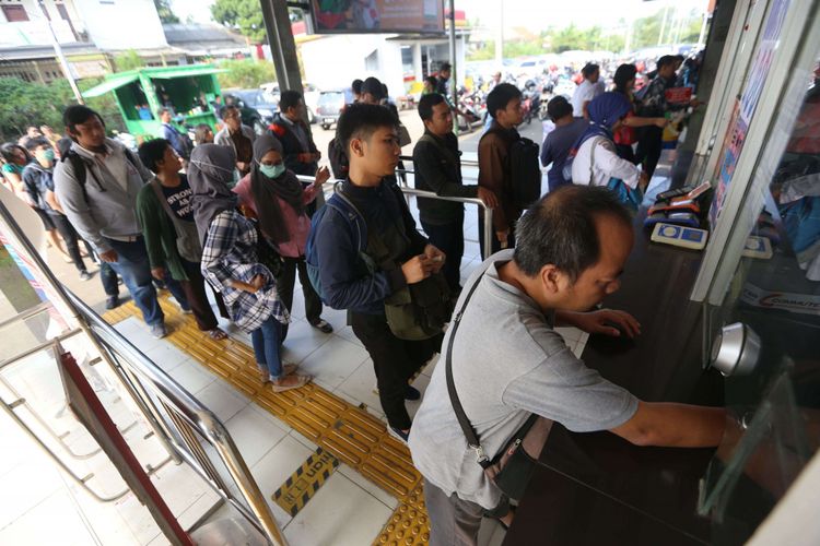 Sejumlah penumpang antre membeli tiket kertas di Stasiun Rawabuntu, Kota Tangerang Selatan, Banten, Senin (23/7/2018). Antrean panjang yang terjadi di seluruh stasiun KRL karena adanya perbaikan sistem e-ticketing yang dilakukan PT Kereta Commuter Indonesia (KCI).