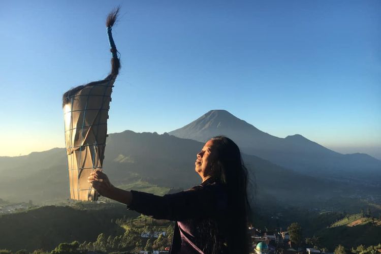 Mulyani, guru seni di SMPN 2 Solomerto yang mengenalkan Bundengan. Alat musik ini masuk dalam kurikulum di sekolah.