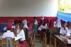Sekolahnya Ambruk, Para Siswa SD di Majene Belajar di Lahan Parkir