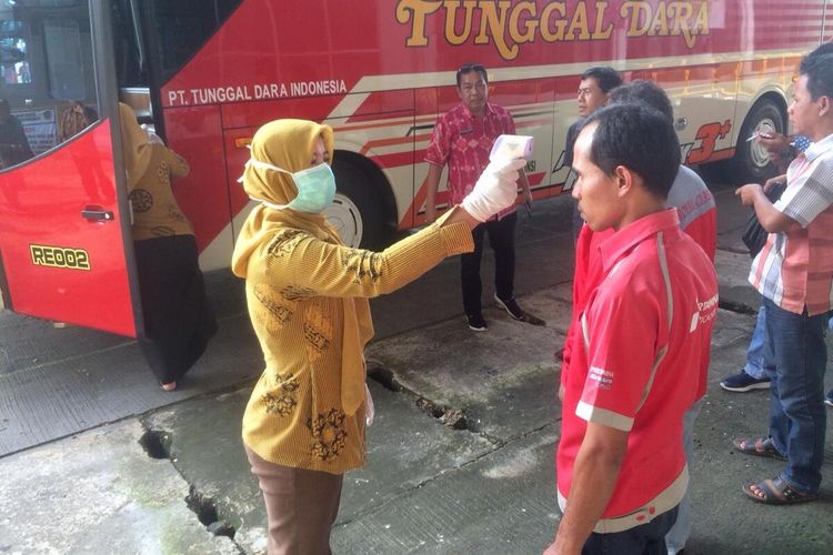 DICEK?Seorang kru bus dicek suhu tubuhnya di terminal Giri Adipura Wonogiri mengantisipasi penularan virus corona. Apalagi dalam dua pekan terakhir, ribuan pemudik berdatangan ke Wonogiri.