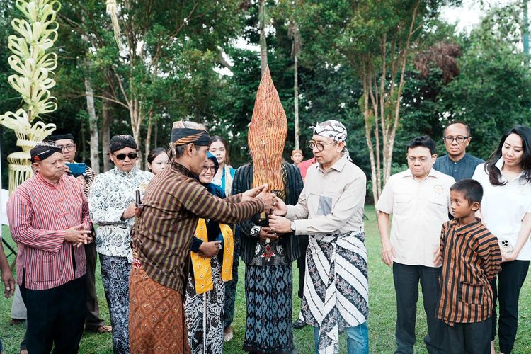 Menteri Kebudayaan Fadli Zon Saat Ritual Ageng Boyongan Mbah Bhelet.