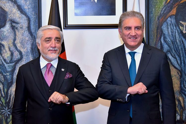 Dalam foto ini disediakan oleh Kementerian Luar Negeri Pakistan, Abdullah Abdullah (kiri) ketua Dewan Tinggi Rekonsiliasi Nasional Afghanistan, bertemu dengan Menteri Luar Negeri Pakistan Shah Mahmood Qureshi, saat bertemu, di Islamabad, Pakistan, pada Senin, 28 September 2020. Pejabat tertinggi Afghanistan dalam negosiasi dengan Taliban tiba di ibu kota Pakistan pada Senin dalam perjalanan 3 hari, di mana ia akan bertemu dengan perdana menteri negara itu dan pejabat pemerintah lainnya.