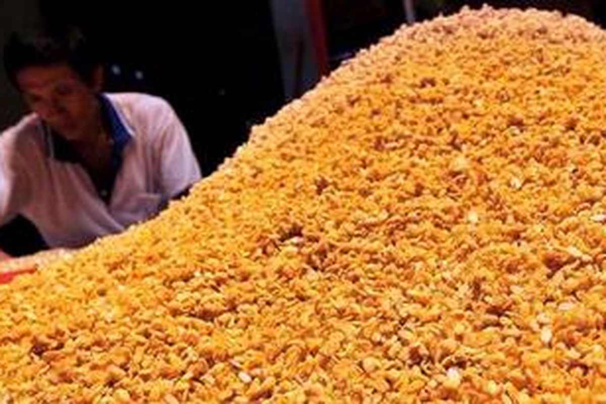 Pekerja menakar kedelai sebelum dikemas menjadi tempe di sebuah pabrik tempe di Kecamatan Sunggal, Kota Medan, Sumut, Kamis (26/4/2012). para pengusaha tahu dan tempe menjerit lantaran harga kedelai yang terus melonjak.