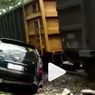 Video Viral Mobil Rombongan Mantan Kades di Sumsel Terseret Kereta Api