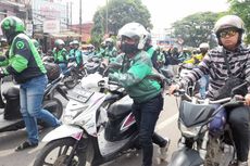 Mogok Massal Tolak Kenaikan Harga BBM, Driver Ojol di Serang Gelar Aksi Tuntun Motor