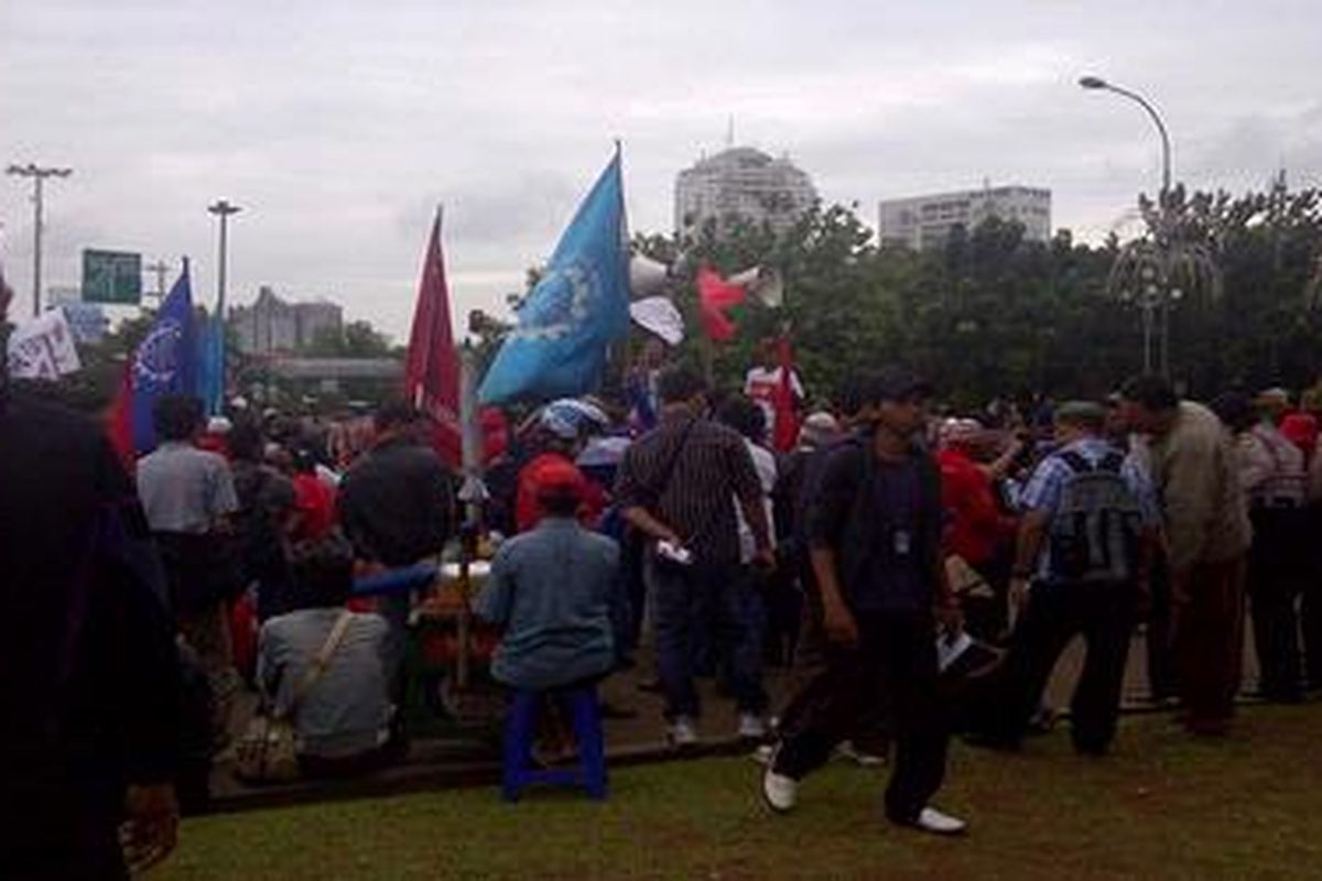 Unjuk rasa buruh di Jakarta, Kamis (8/3/2012).