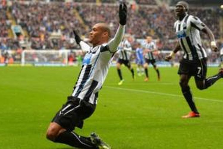 Pemain Newcastle United Yoann Gouffran merayakan gol pertama Newcastle saat menghadapi Chelsea, Sabtu (2/10/2013). Dalam pertandingan tersebut, Newcastle menang dengan skor 2-0.