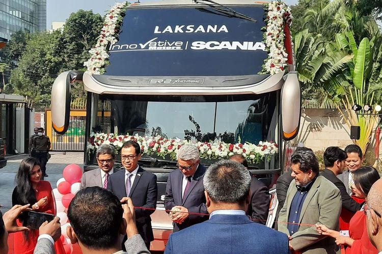 Suasana peluncuran bus buatan karoseri CV Laksana asal Indonesia di Hotel Intercontinental, Dhaka, Bangladesh, Kamis (24/11/2022).