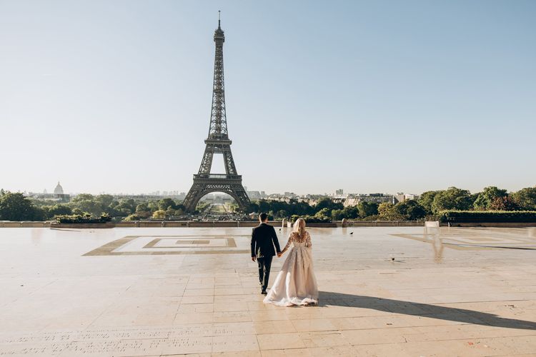 Ilustrasi pasangan dengan latar Menara Eiffel di Paris, Perancis.