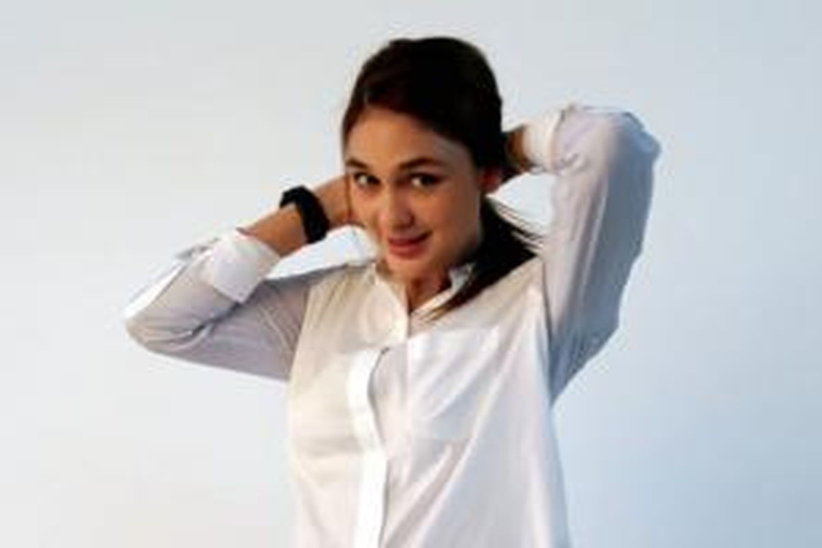 Pembawa acara, model, dan artis peran Luna Maya hadir dalam pemotretan para modelnya untuk katalog bisnis clothing linenya yang diberi nama Luna Habit di Studio TM Pancoran, Jakarta Selatan, Kamis (28/5/2015). Dalam kesempatan itu Luna Maya bertugas sebagai pengarah gaya. 