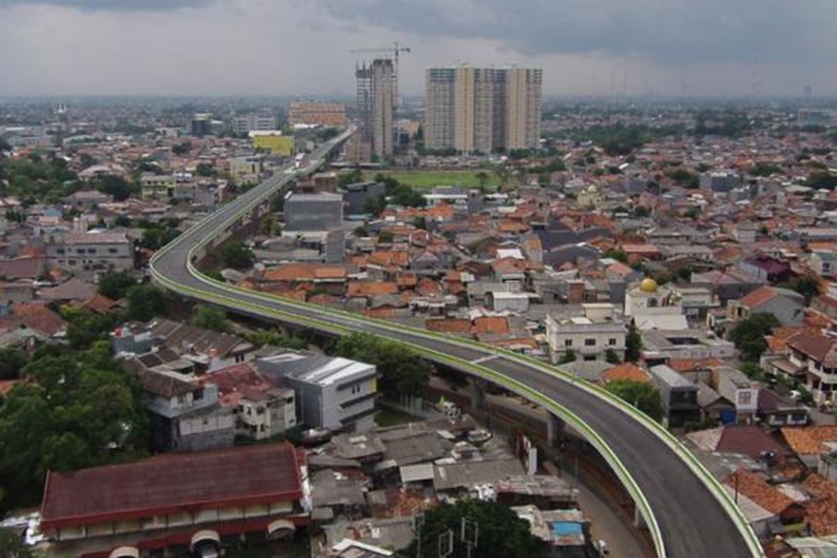 Jalur transjakarta di Koridor 13, rute Ciledug - Kapten Tendean, Jakarta, Rabu (18/1/2017). Jalur transjakarta sepanjang 9,3 kilometer ini akan dilengkapi 12 halte dan direncanakan beroperasi mulai Juni 2017.