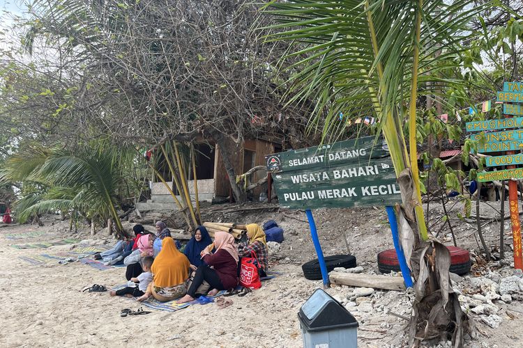 Wisatawan di Pulau Merak Kecil, Selasa (14/11/2023).