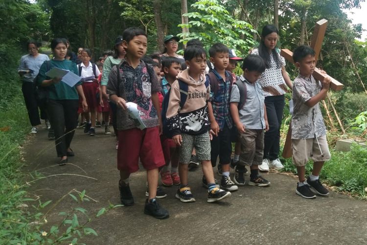 Pelajar SD Kanisius Kenalan melakoni jalan salib menuju Gua Maria Welas Asih di Kulonprogo, DI Yogyakarta, Selasa (26/3/2024).