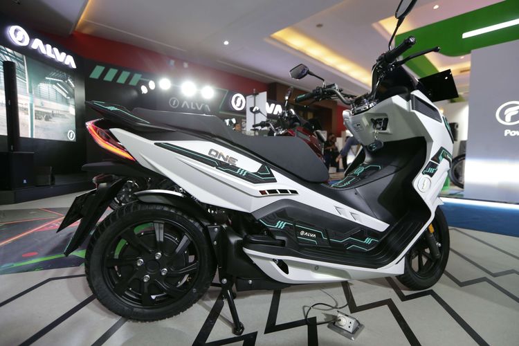 Motor listrik Alva One x Hayaidesu dipamerkan di Indonesia International Motor Show (IIMS) 2023 di JIExpo, Kemayoran, Jakarta Pusat, Minggu (19/2/2023).