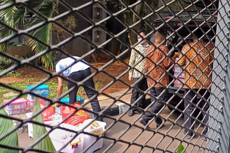 Petugas Rumah Tahanan (Rutan) KPK memasukkan box plastik berisi makanan yang dititipkan keluarga untuk tahanan di Hari Raya Natal di kompleks Rutan pada Gedung Merah Putih, Jakarta Selatan, Senin (25/12/2023).