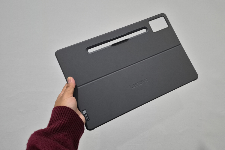 Folio case pada Keyboard Pack Moto Pad 60 Pro menyediakan slot khusus untuk tempat stylus pen Moto Pen.