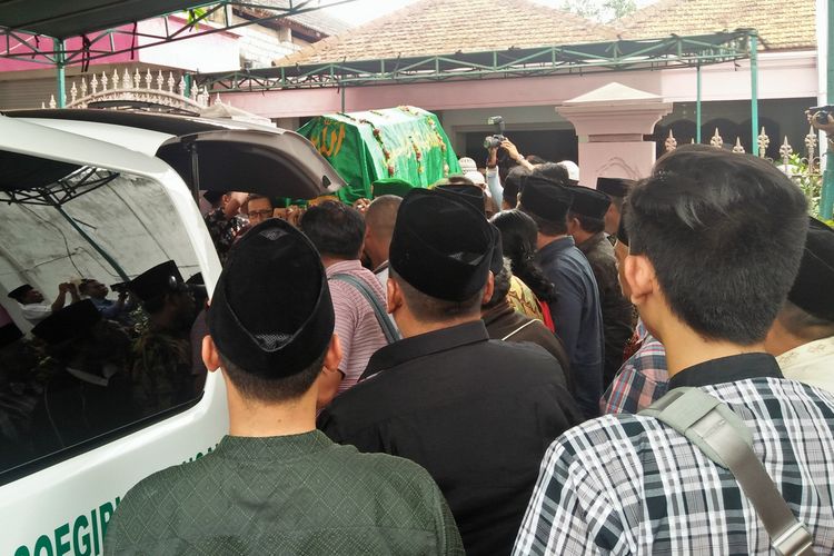 Ibu mertua Sekda Lamongan saat hendak dimakamkan, di Tempat Pemakaman Umum (TPU) desa setempat.