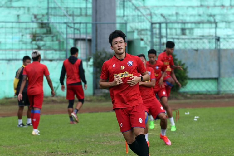 Pemain asing Arema FC Rensi Yamaguchi latihan bersama untuk persiapan Liga 1 2021 di Stadion Gajayana Malang, Jawa Timur, Kamis (24/06/2021) sore.