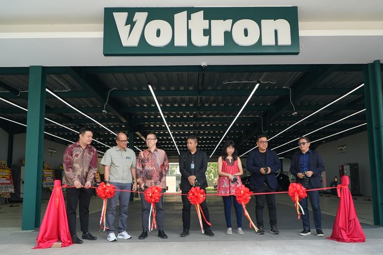 SPKLU Voltron di Puri Indah menawarkan 24 titik pengisian dengan teknologi ultra fast charging dan akses 24 jam.