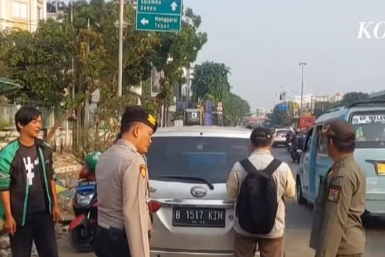 Pria tewas di dalam mobil di Jalan Matraman, Jakarta Timur, Kamis (26/10/2023).